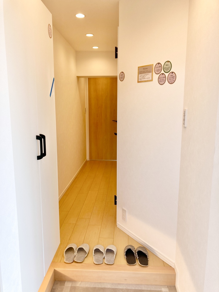 【玄関】シューズボックスが備え付けられており、たくさんの靴を収納可能です。散らかりがちな玄関をすっきり片付けることができます。
