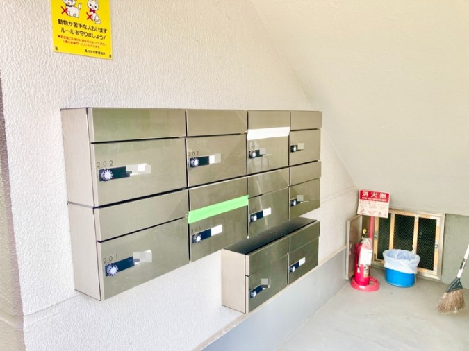 【集合ポスト】鍵を持ち運ぶ必要がない、ダイヤル式の集合ポストが設けられています。屋根があるので、雨の日も郵便物の確認がしやすいです。