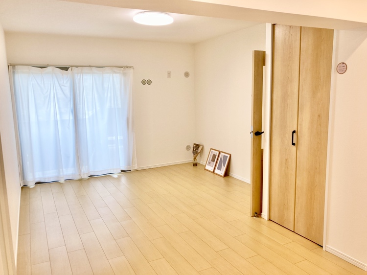 【LDK/約14.5帖】南西向きバルコニーから陽光が差し込むLDKで、家族団らんの時間を過ごせます。収納が新設されているので、季節家電など大きな荷物もすっきり片付きます。