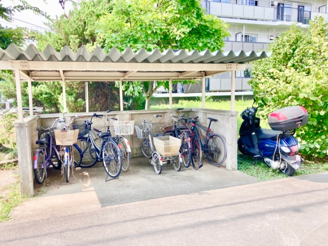 【駐輪場・バイク置き場】屋根があり、雨や直射日光による負担が軽減されます。平面式のため、乗り降りがしやすいのも嬉しいポイントです。詳細はお気軽にお問い合わせください。