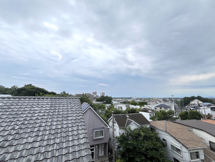 【住戸からの眺望写真】地上5階建の4階部分に位置します。晴れた日には青空が望めます。※眺望は将来にわたって保証するものではありません。