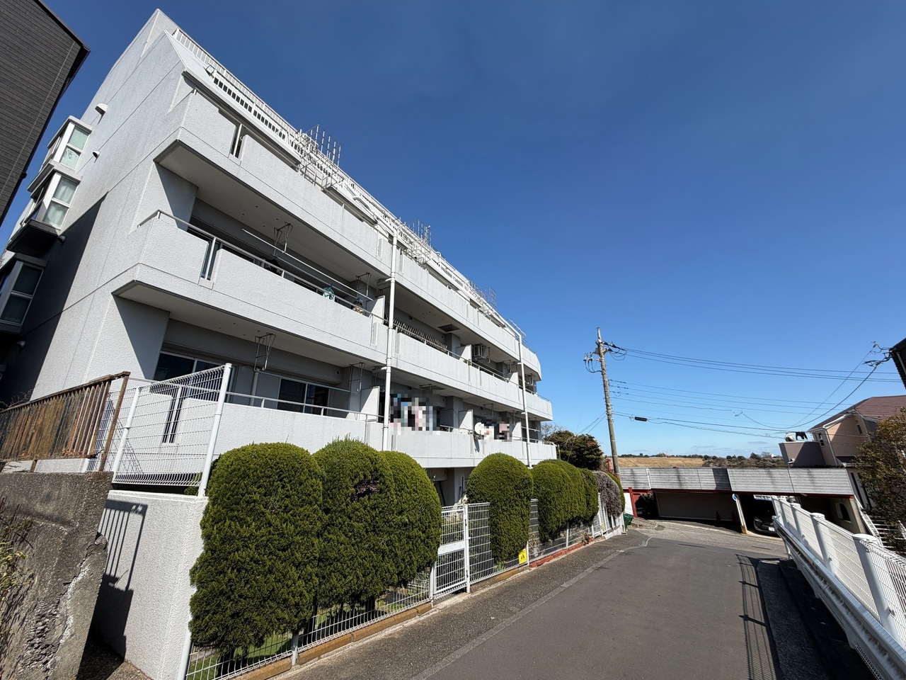 【現地外観】総戸数28戸、鉄筋コンクリート造6階建の2階に位置しています。2026年9月、水回り設備交換、クロス・フローリング張替などの内装リフォーム完了予定です。ペットの飼育が可能(飼育細則有)。