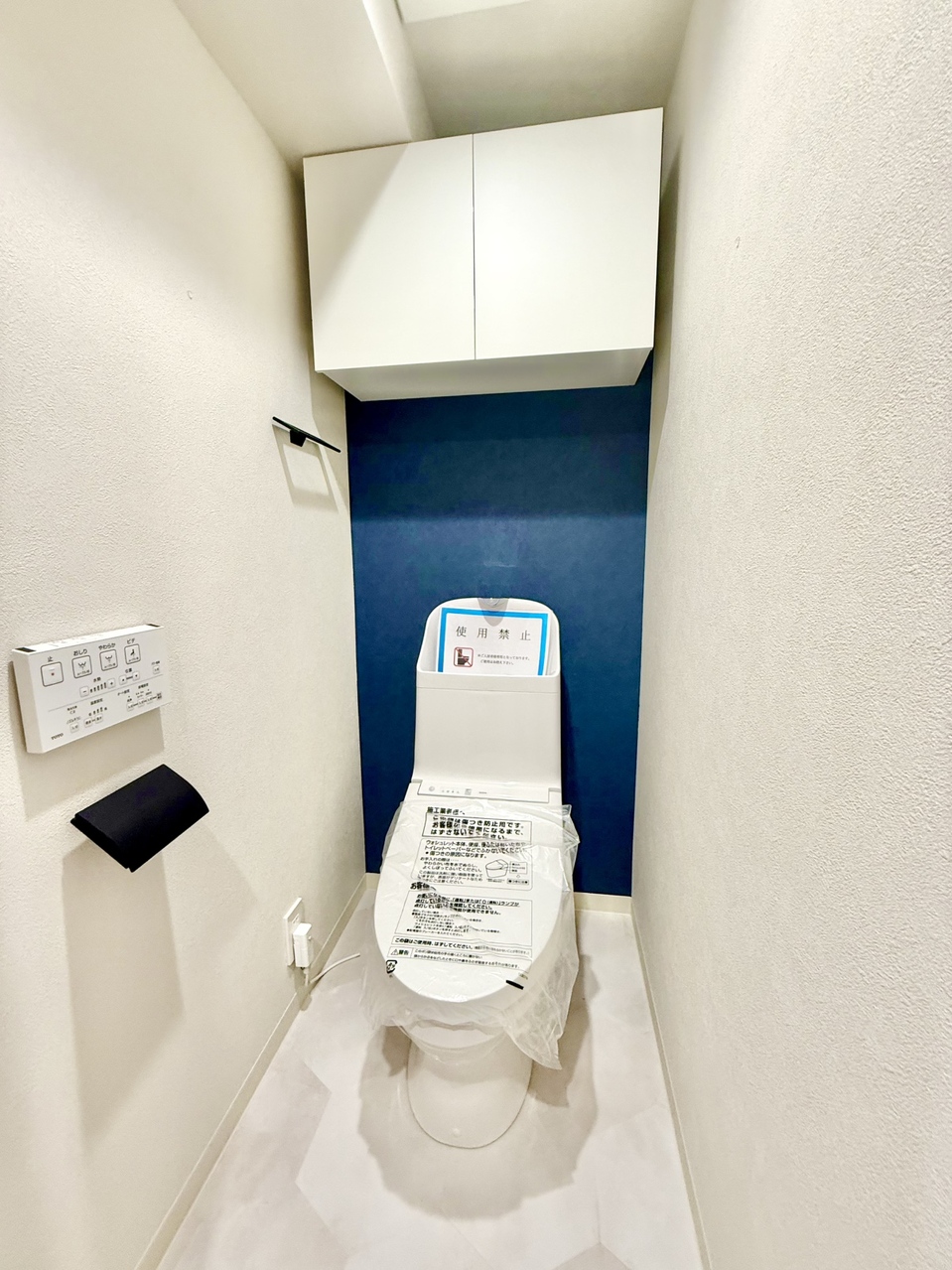 【トイレ】毎日清潔にご使用いただける、温水洗浄便座が設置されています。壁にリモコンが備え付けられているので操作がスムーズ。