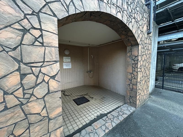 海帰りに便利な屋外シャワーを完備。