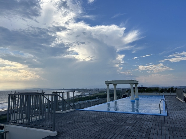 湘南の青空を身近に感じる屋上プールを完備。