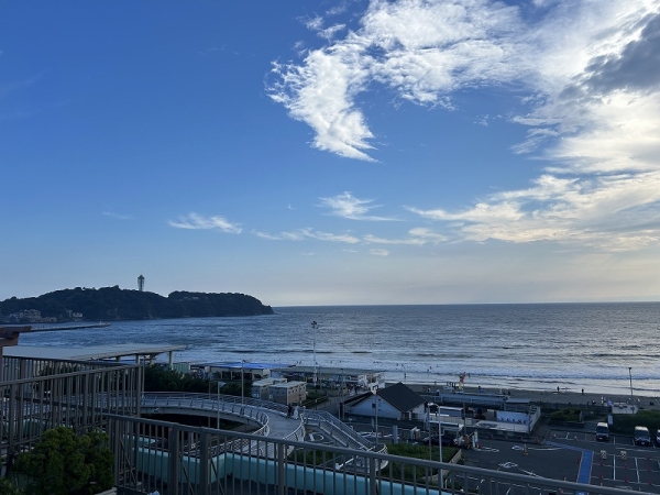 開放的なエントランスから湘南を象徴する江ノ島を望みます。