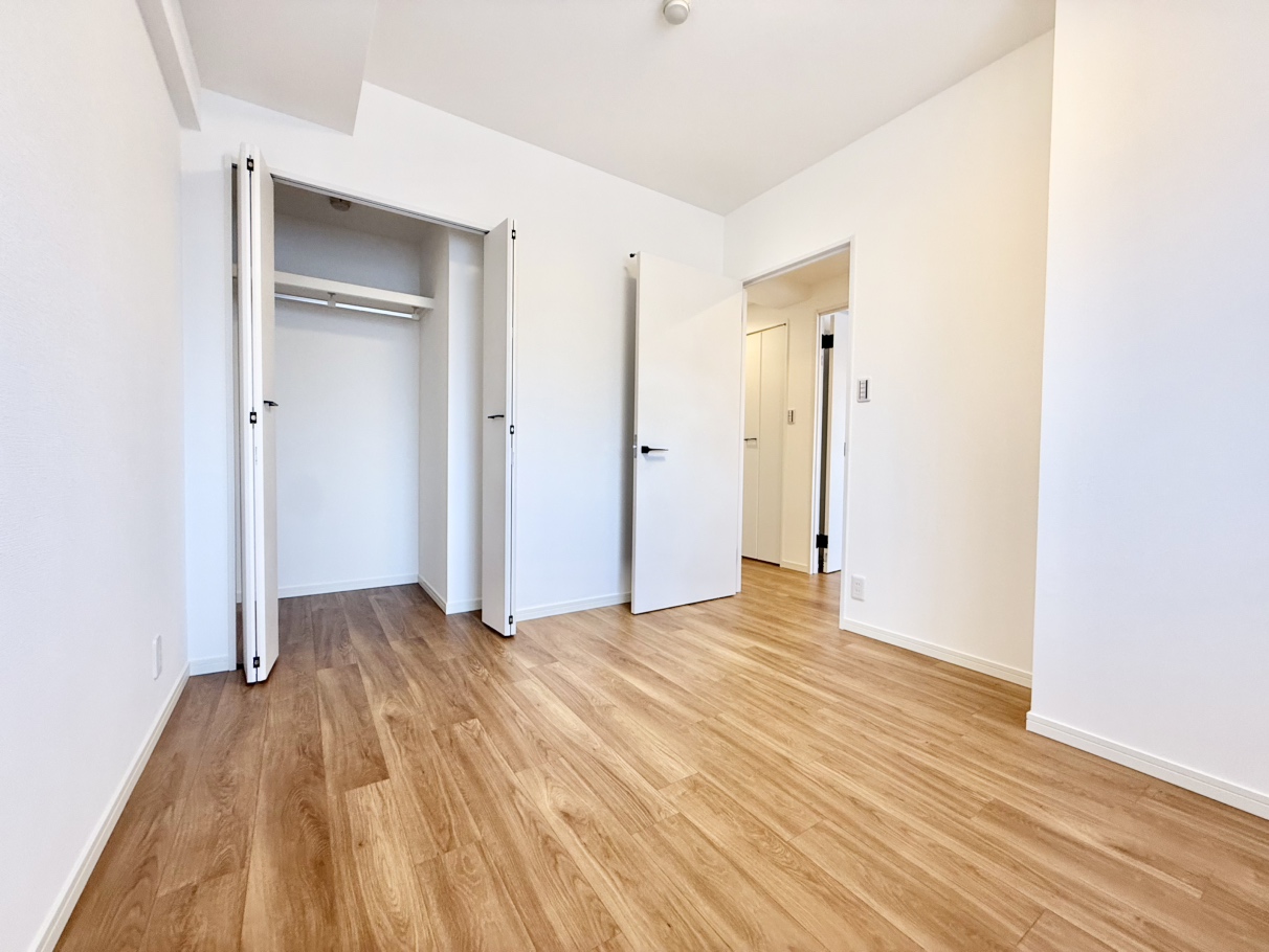 【洋室/約5.8帖】子供部屋やテレワークの作業部屋としておすすめのお部屋です。クローゼット付きなので、すっきりとしたお部屋を保てます。