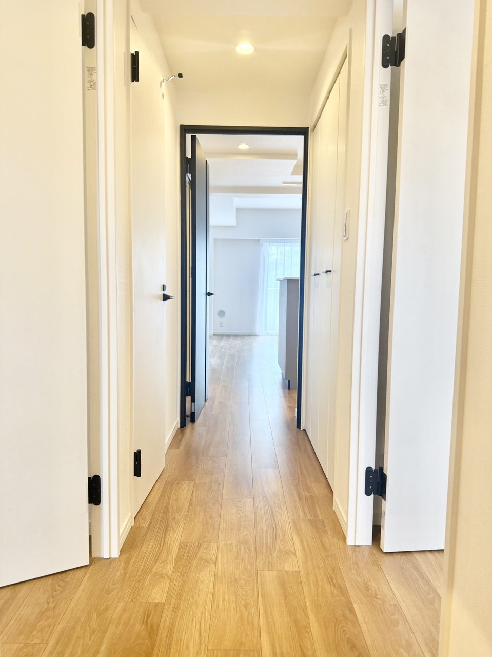 【廊下】白のクロスを基調とした明るい空間です。廊下にも収納が設けられています。頻繁に使う掃除用品や日用品のストックを収納することができ便利です。