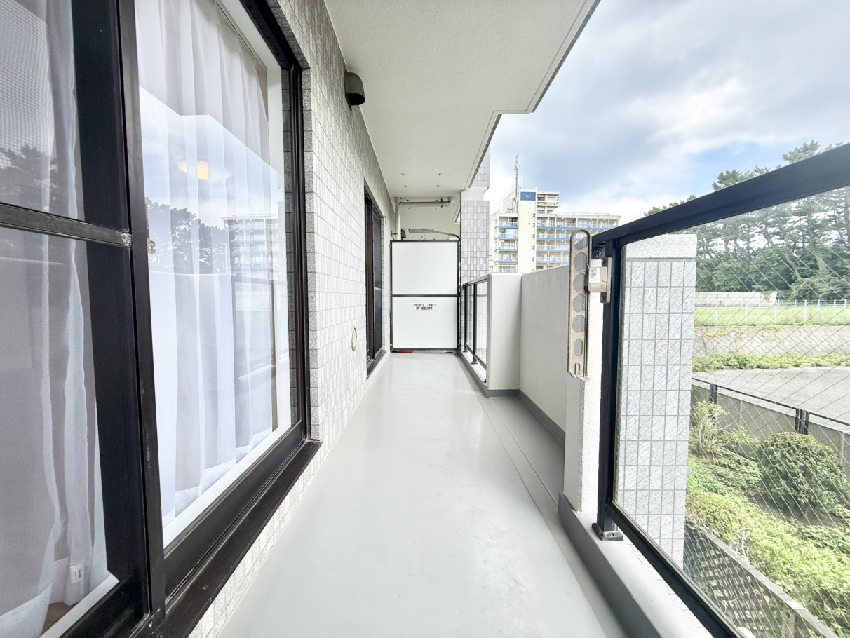 【バルコニー】南向きで陽当りがよく、天気のいい日には洗濯物がすっきりと乾きそうです。物干し金物が設置されています。