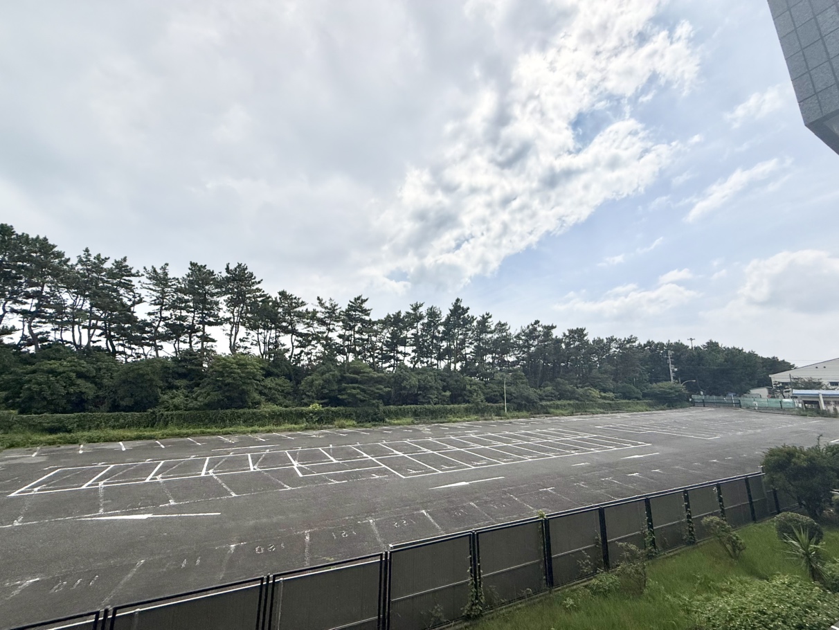 【住戸からの眺望写真】晴れた日には気持ちのいい青空を見渡すことができます。家事や仕事の合間に景色を眺めてリラックスできそうです。※眺望は将来にわたって保証するものではありません。