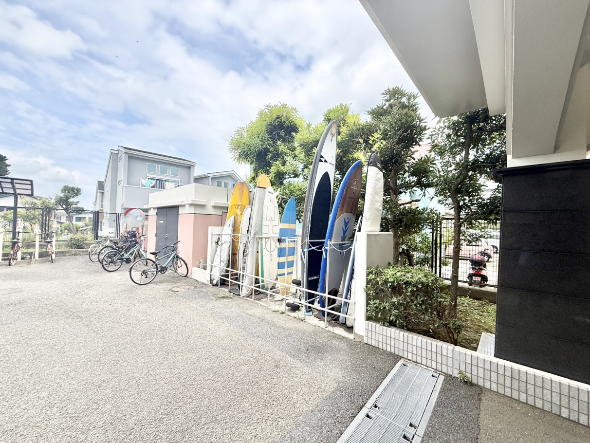 【共用部】敷地内にサーフボード置場があります。利用料などについてはお気軽にお問い合わせください。また、駐輪場には2段式サイクルラックが設置されています。