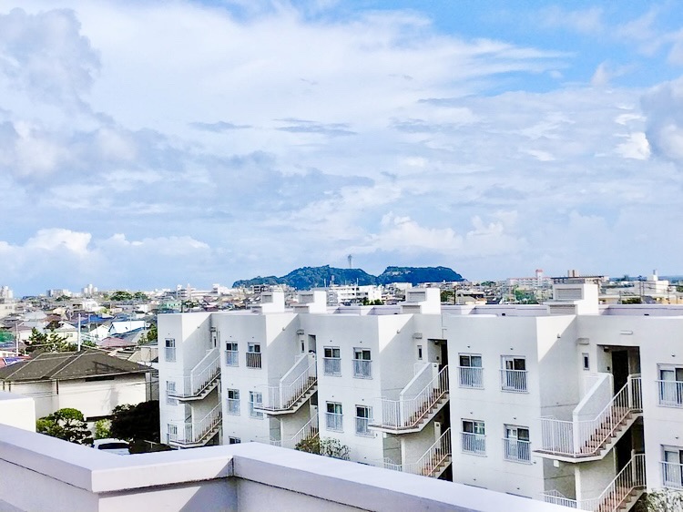 【住戸からの眺望写真】屋上からは江ノ島が望めます(天候による)。スーパー・コンビニが徒歩4分圏内に位置する買い物に便利な住環境です。