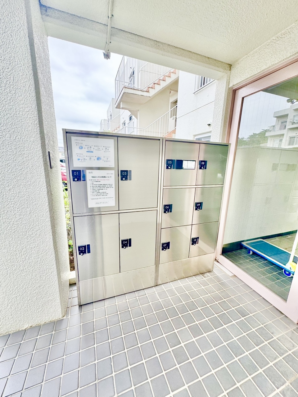 【宅配ボックス】宅配ボックスが設置されております。不在時でも荷物を受け取ることができ、再配達の手間も省けます。