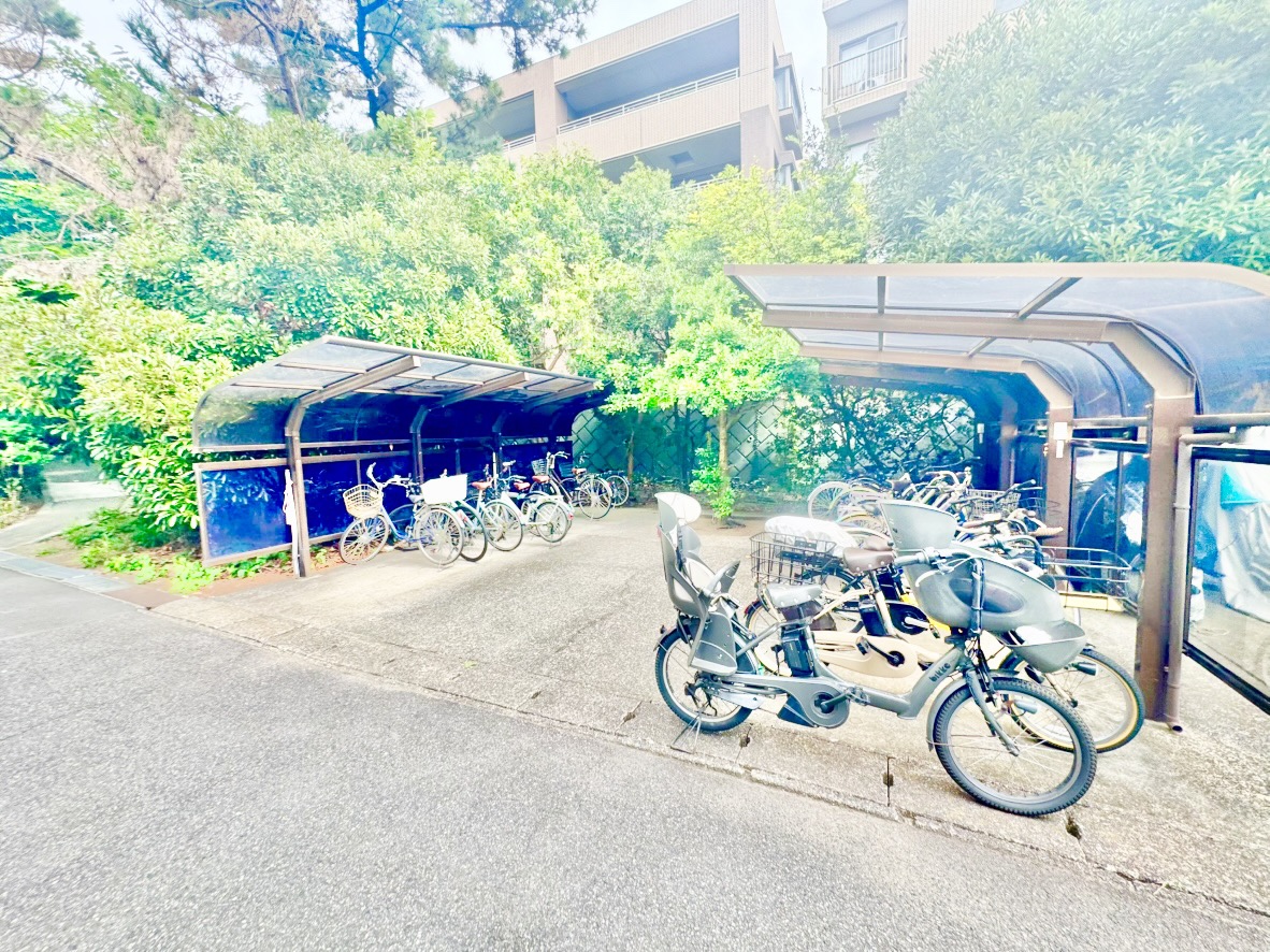 【駐輪場】マンション敷地内に駐輪場が設置されています。屋根があり、日差しや雨風にさらされず、自転車の劣化を防げます。