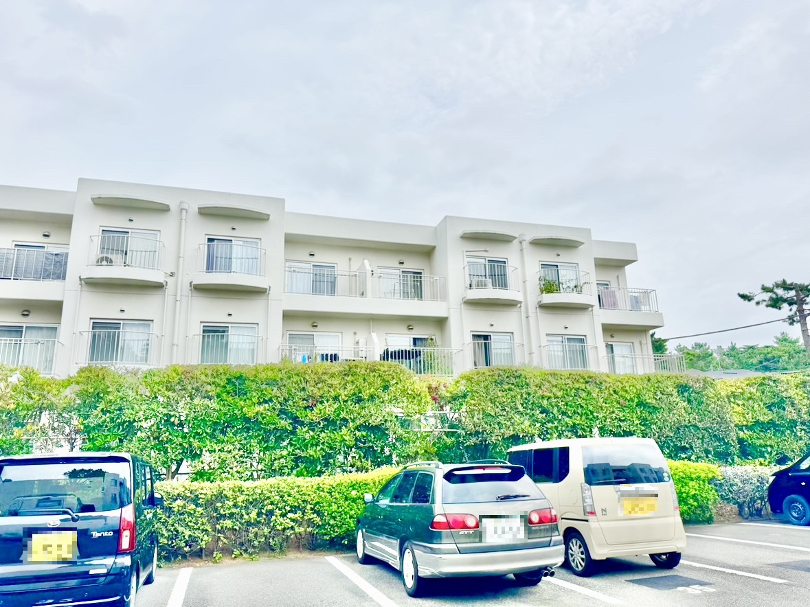 【藤沢太平台ハイツ2号棟】鉄筋コンクリート造3階建の最上階部分。日当たり良好な南西向き角住戸。