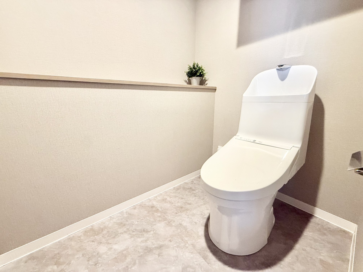 【トイレ】温水洗浄便座付きで、毎日快適に使うことができます。トイレットペーパーのストックや雑貨を置くのに便利なカウンターが設けられています。