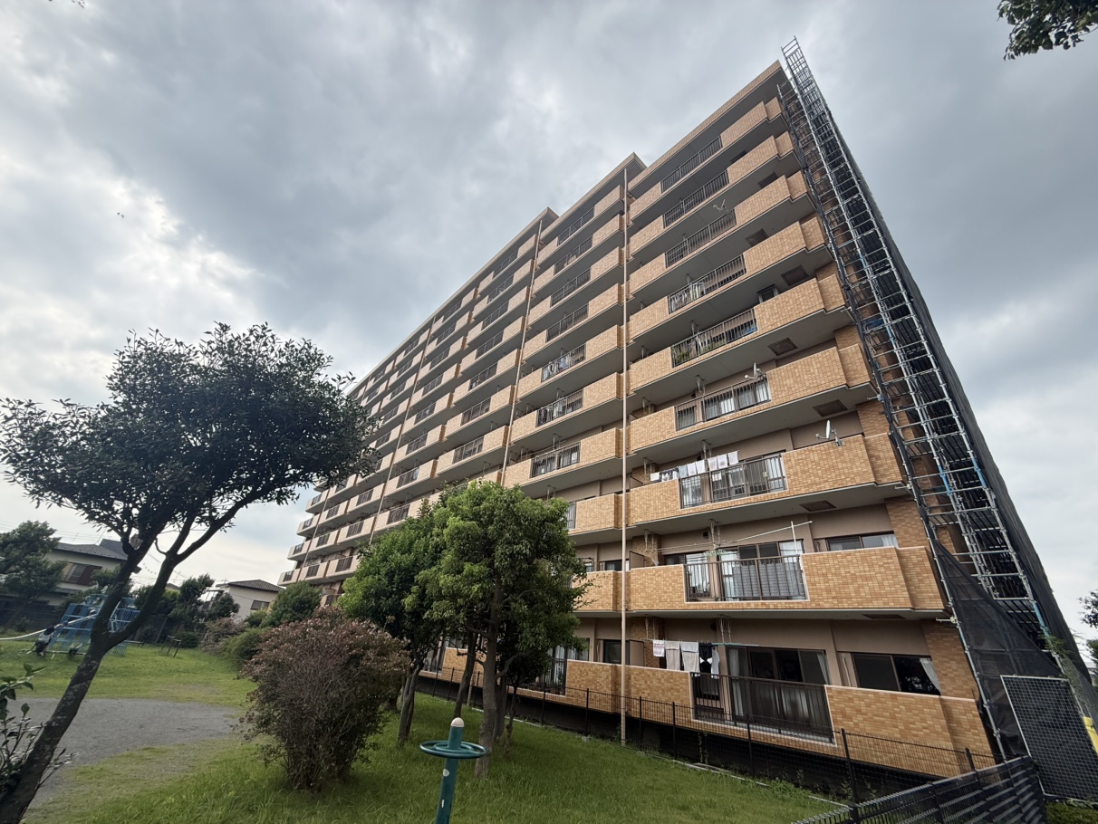 【現地外観】総戸数200戸。SRC造地下1階付き11階建てマンション、3階部分の住戸です。2026年6月内装リフォーム済み。