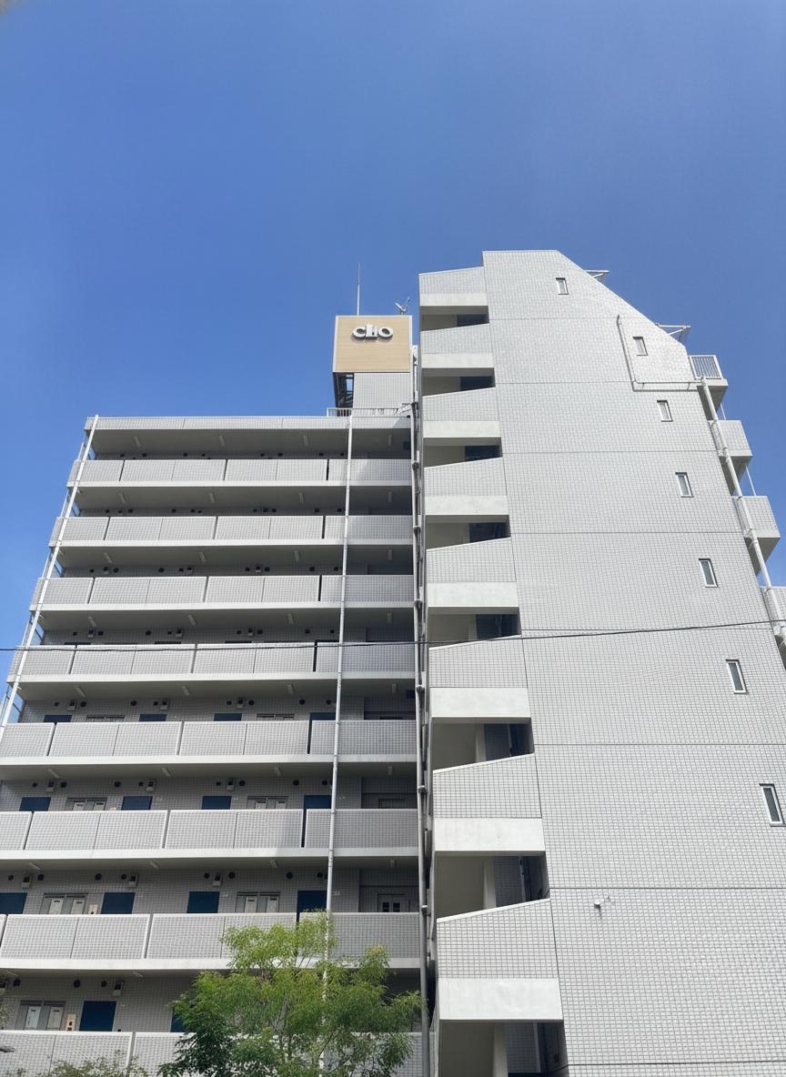 【クリオ平塚参番館】JR東海道線「平塚」駅まで徒歩7分。1991年11月築の地上9階建てマンションの4階部分に位置します。オーナーチェンジ物件です。