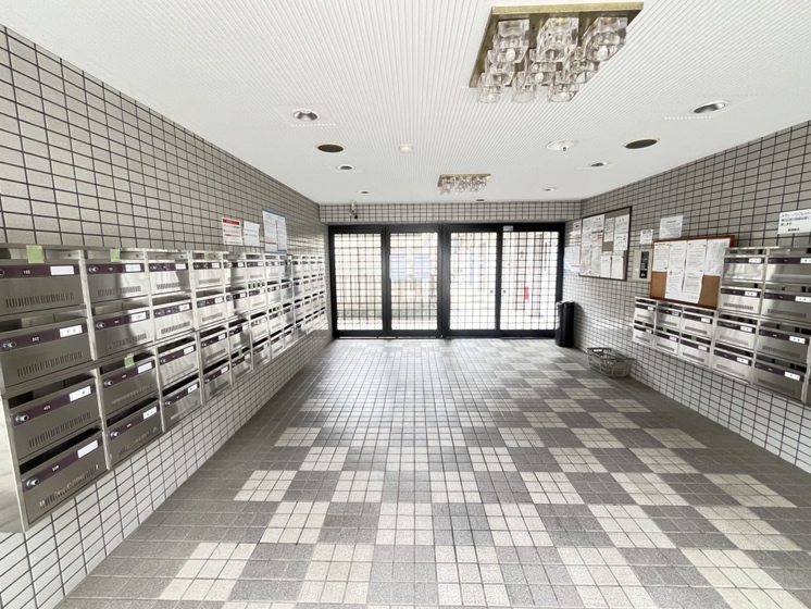 【共用部】集合ポストはダイヤル錠が採用されています。鍵を持ち歩く必要がなく便利です。敷地内に、無償で利用可能な駐輪場が設けられています。