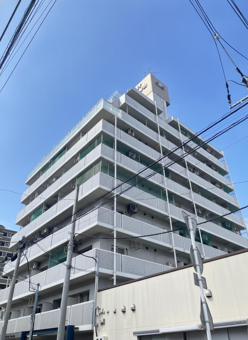 【現地外観写真】オートロック・TVモニター付きインターホンが備わっています。セキュリティ面にも配慮されたマンションです。