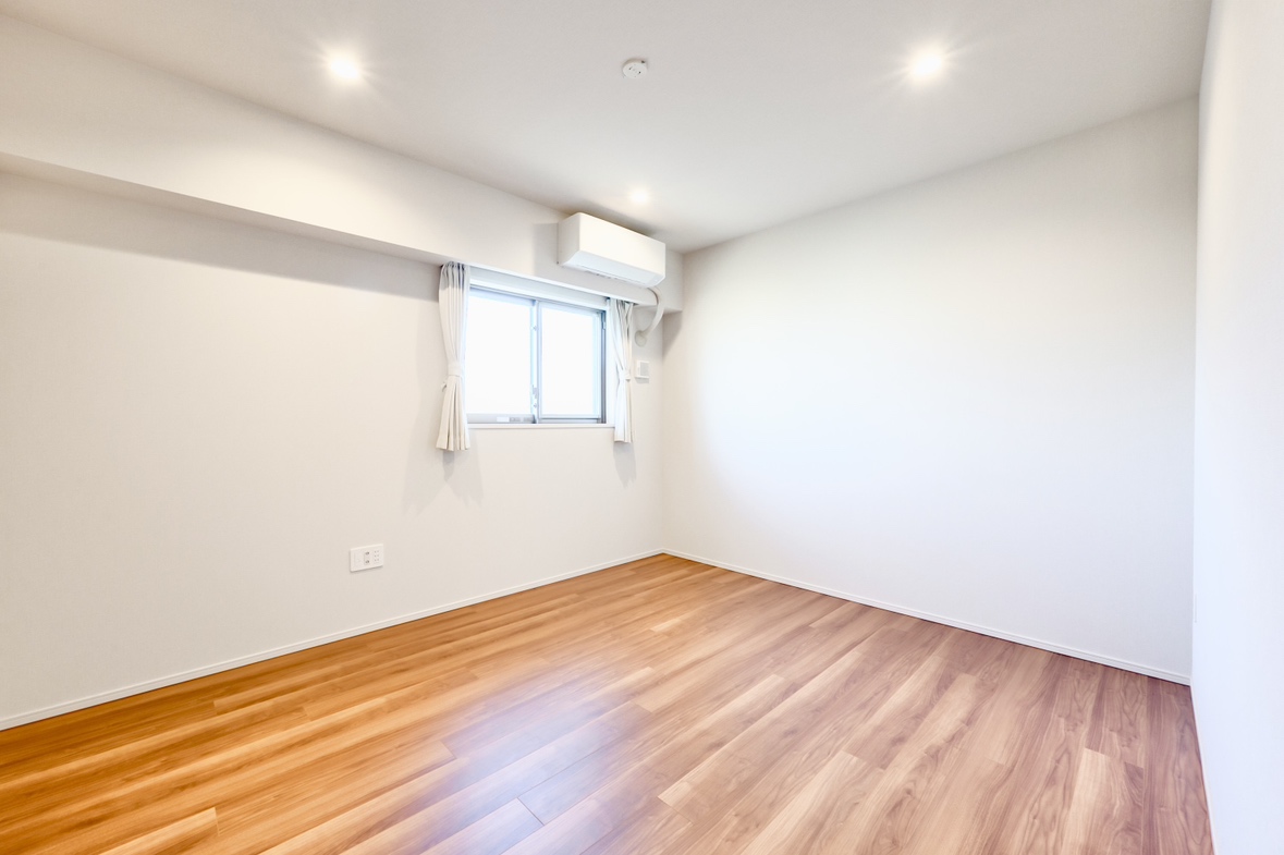 全居室に窓があり、明るい日差しが入るお部屋です。ダウンライトを使用しているため、お部屋が広く見えます。