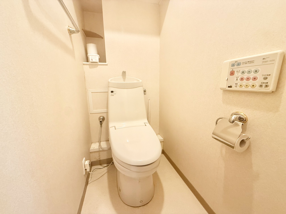 【トイレ】季節を問わず快適に使用できる、温水洗浄便座付きのトイレです。リモコンは壁付けタイプなので、スムーズに操作できます。