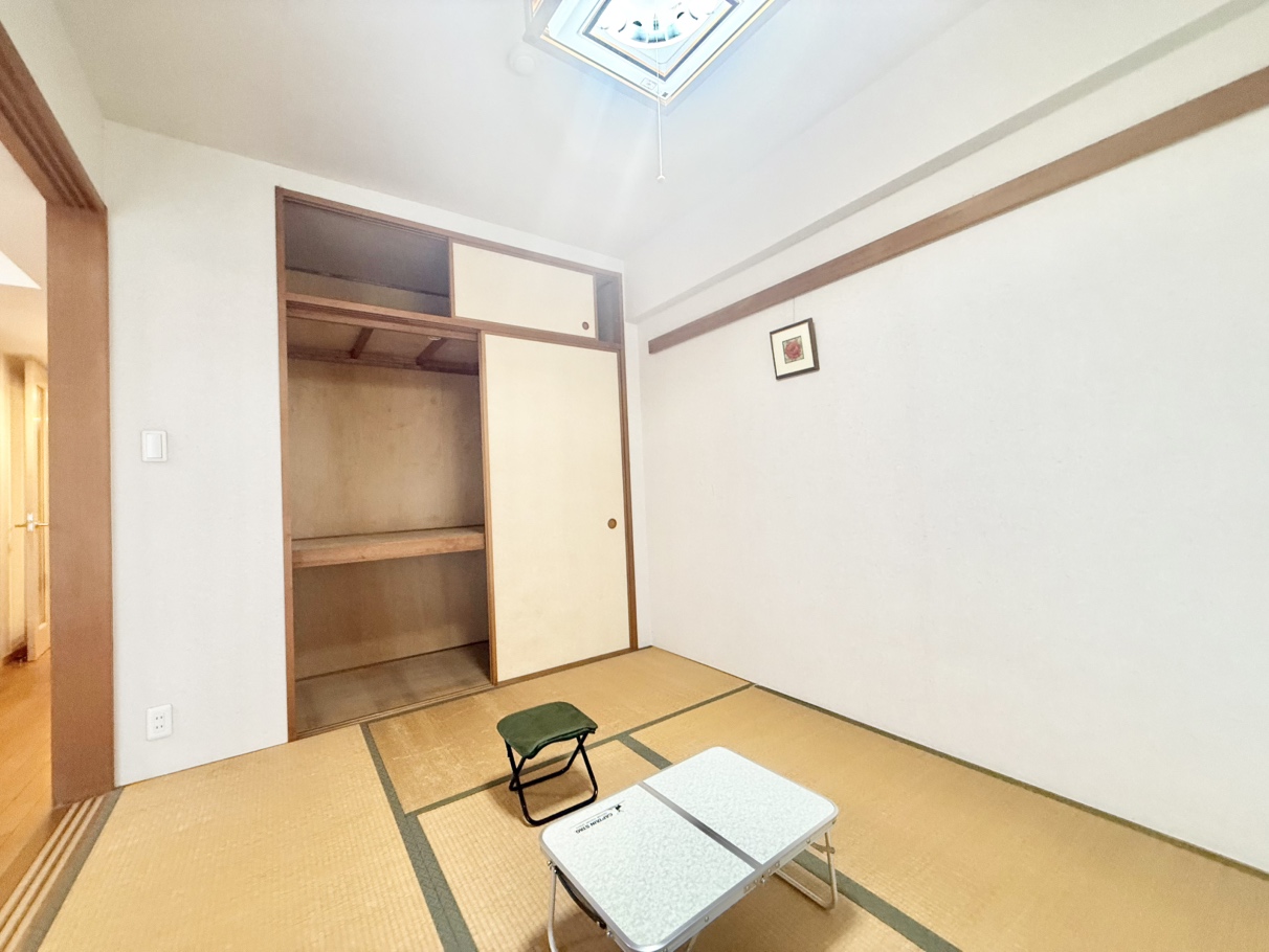 【和室/約6.0帖】LDに隣接しているので、引き戸を開放して一体利用が可能。お子様の遊び場やお昼寝のスペースとしても重宝しそうです。