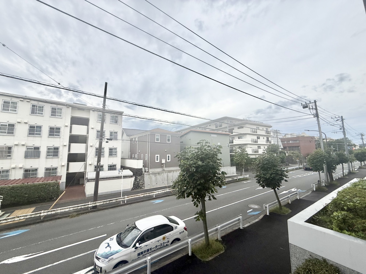 【住戸からの眺望写真】地上6階建の、2階部分に位置するお部屋です。天気の良い日には爽やかな青空を楽しめそうです。※眺望は将来にわたって保証するものではありません。