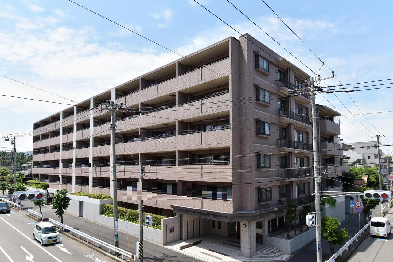 【現地外観写真】閑静な住宅街が広がる龍城ケ丘アドレス。小学校・中学校が徒歩3分圏内に揃う、お子様の通学に負担の少ない住環境。海まで徒歩8分の距離で、気軽に自然を感じられるのも嬉しいポイントです。