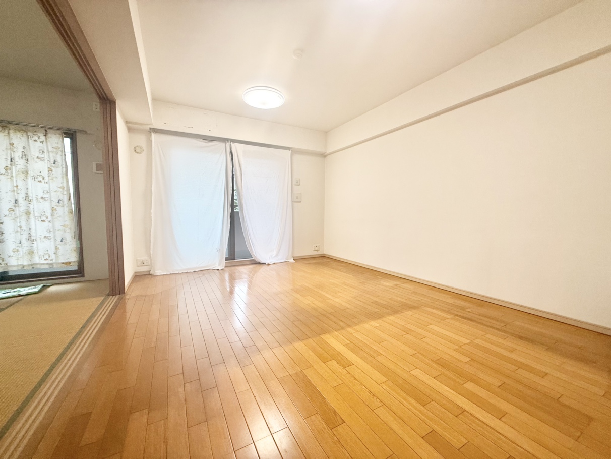 【LD/約11.5帖】南向きバルコニーから陽光が入り込む、明るい空間です。家族団らんの時間をゆったりと過ごすことができます。