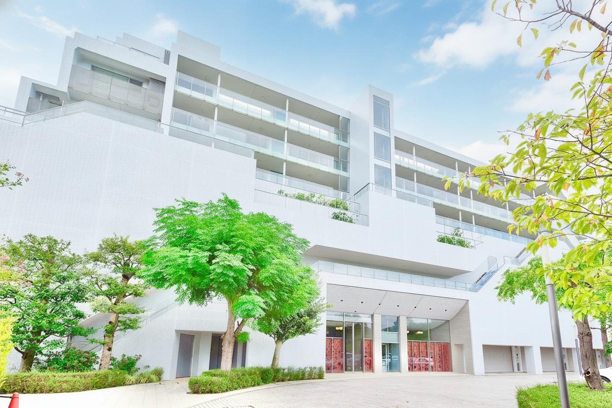 【現地外観写真】地上8階建ての、4階部分に位置しています。JR横須賀線「鎌倉」駅までバス乗車12分、「姥子台」バス停まで徒歩3分の立地です。
