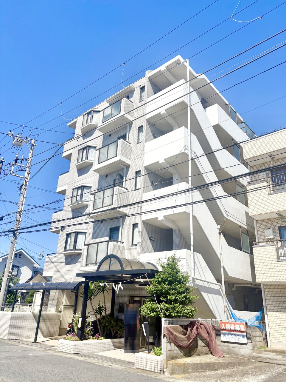 【クリオ平塚伍番館】RC造5階建てマンションの4階部分。南西向き2LDKの住戸です。2026年9月内装リフォーム済み。
