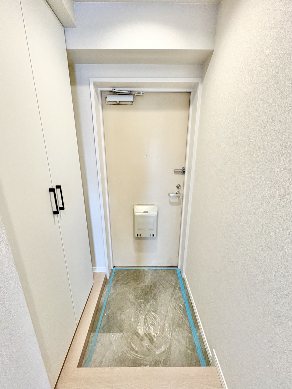 【玄関】家族全員の靴をたっぷり収納できる、トールタイプのシューズボックスが設置されています。