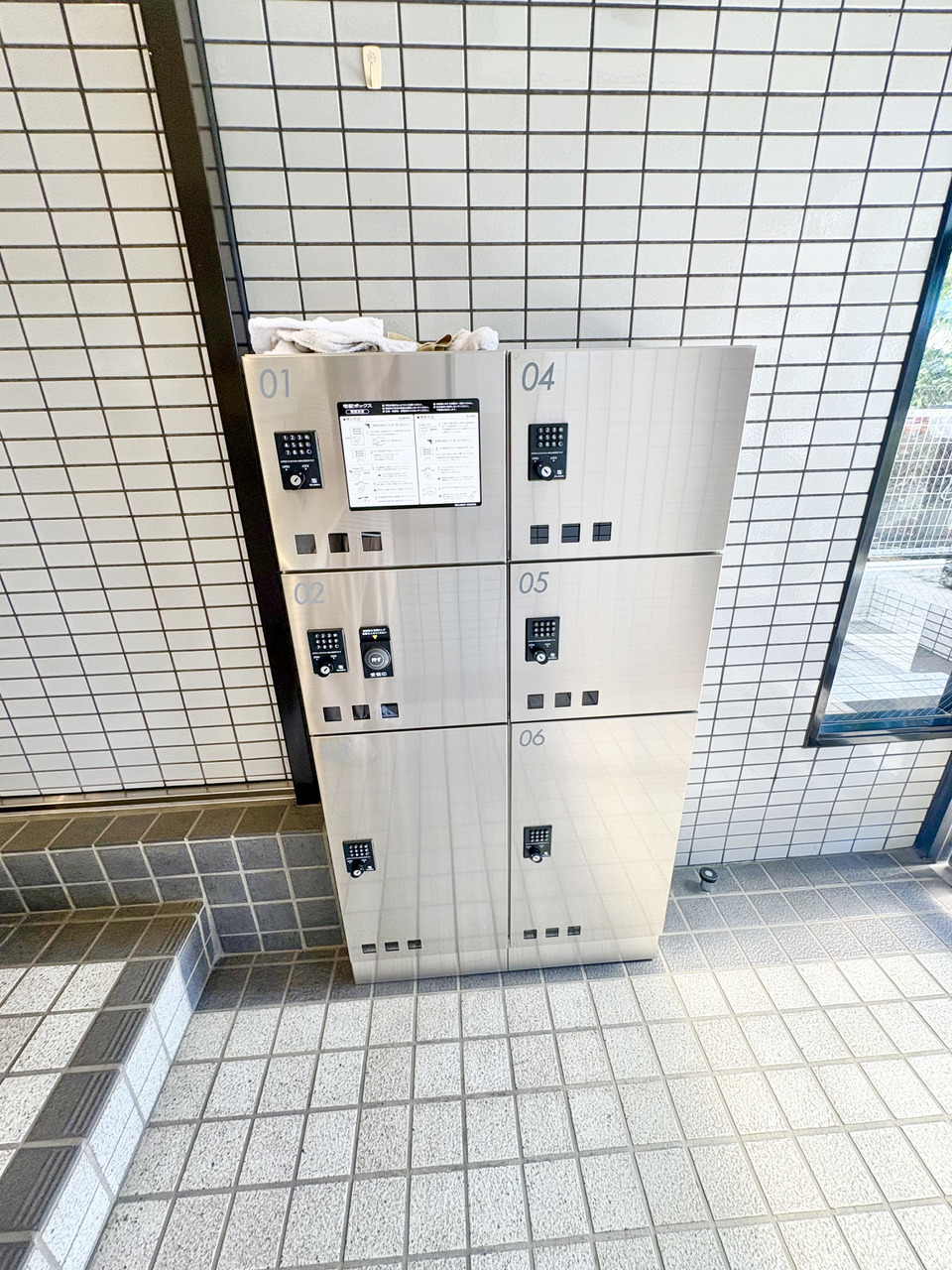 【宅配ボックス】共用部には、宅配ボックスが設置されています。不在時や急な外出の際に便利です。お荷物の大きさに合わせて利用可能です。