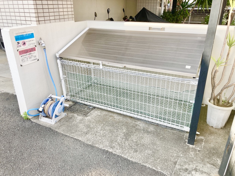 【ゴミ集積所】屋外にあるので、においが気になりにくいです。金網で覆われているため、カラスなどにゴミを荒らされる心配が少なそうです。