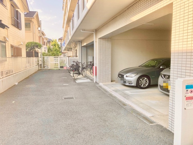 【駐車場】屋根付きの駐車場です。愛車を雨やヒョウから守ってくれます。最新の空き状況や使用料などは、お気軽にお問い合わせください。