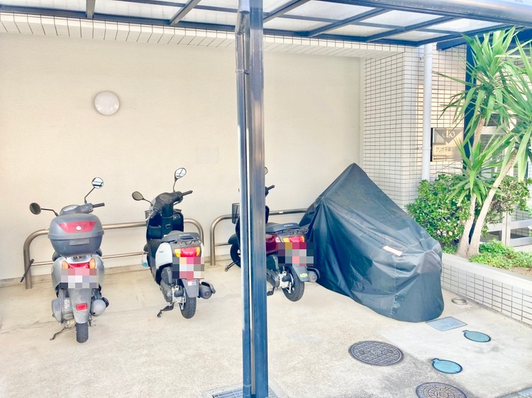 【バイク置き場】バイク置き場が設けられています。屋根付きなので、雨の日も安心です。最新の空き状況や使用料などは、お気軽にお問い合わせください。