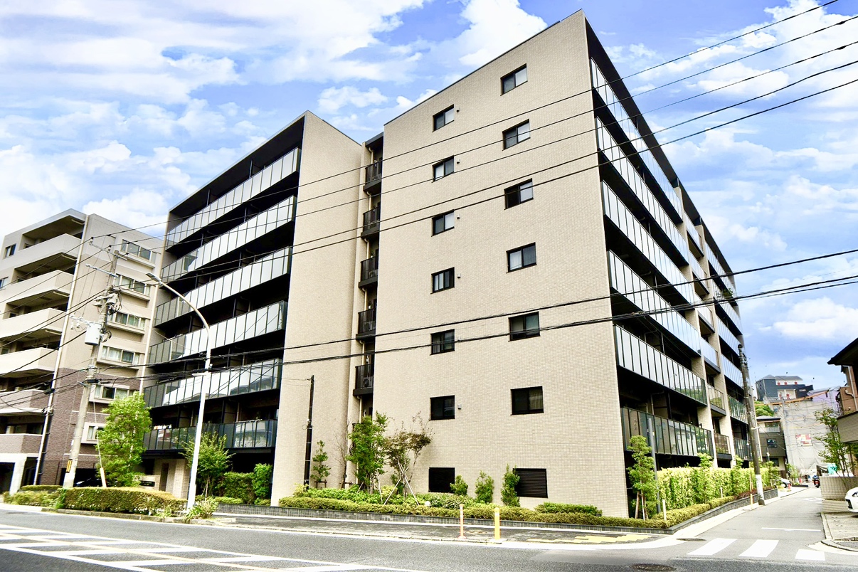 【現地外観写真】小学校まで徒歩9分、中学校まで徒歩2分。お子様の通学負担が少なめの住環境です。詳細はお気軽にお問い合わせください。