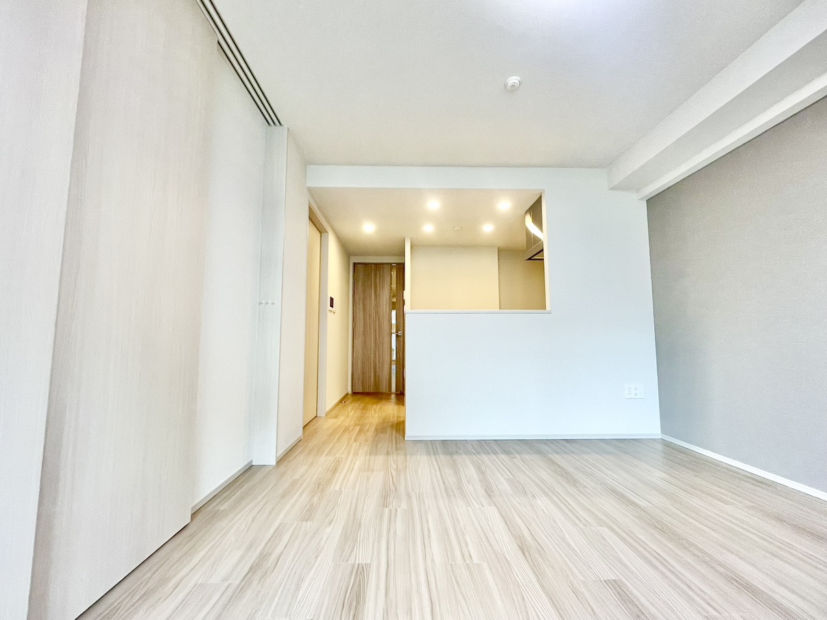 【LDK/約12.5帖】床暖房が搭載されており、足元からお部屋が暖まります。空気が乾燥しにくく、小さなお子様やペットにも優しい設備です。