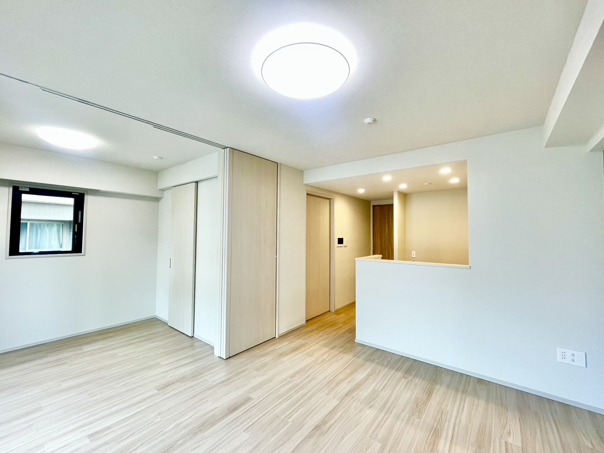 【LDK/約12.5帖】LDKに隣接する西側約4.0帖の洋室は引き戸を開放して続き間としての利用も可能です。ライフスタイルに応じて有効活用できます。