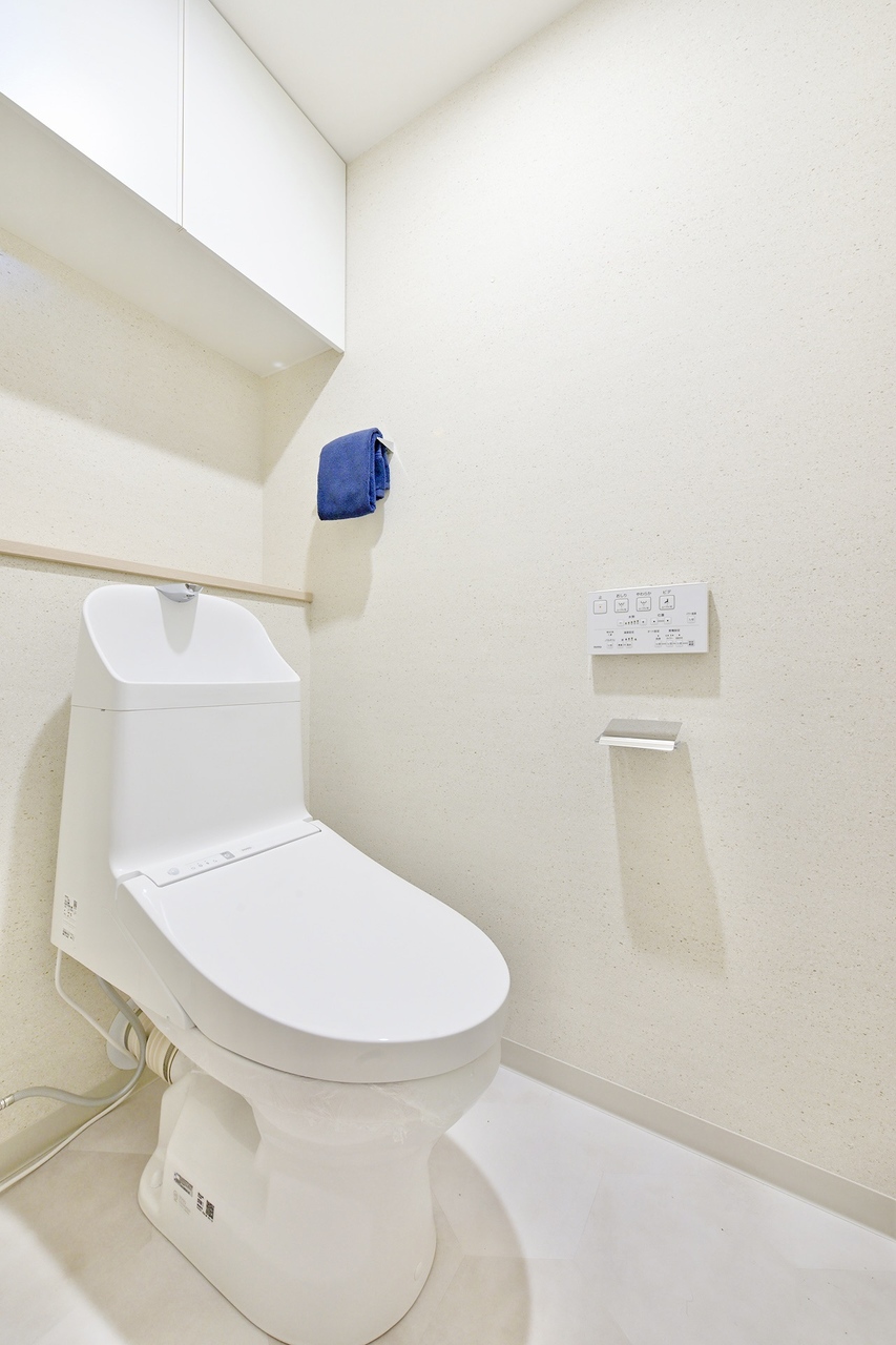 【トイレ】2026年8月に交換済みの温水洗浄便座付きトイレです。手洗い器一体型のため、衛生面にも配慮できます。上部に扉付きの収納棚を備えており、トイレットペーパーや掃除用具の保管に役立ちます。
