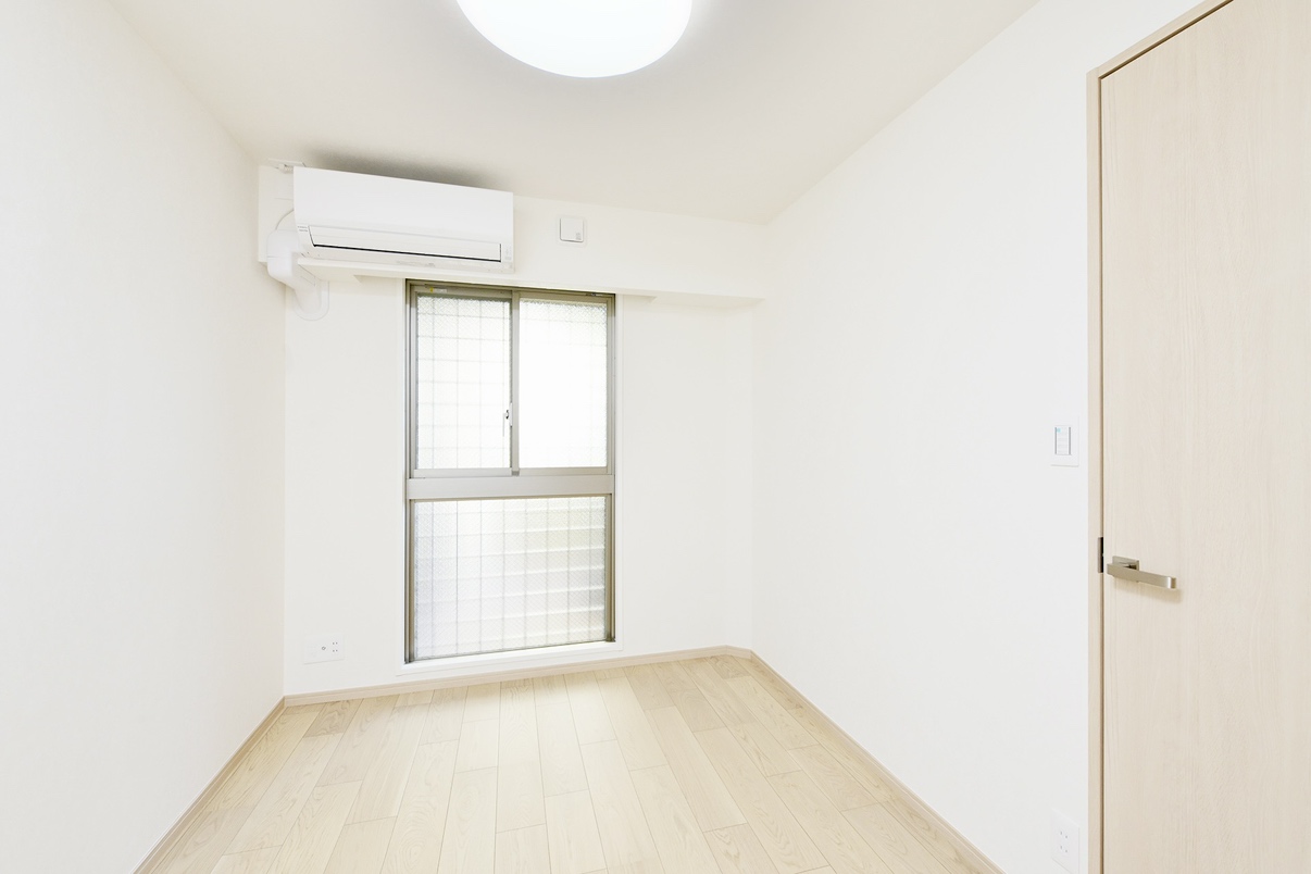【洋室/約5.0帖】お子様部屋としても活用できる約5.0帖の洋室。クローゼットに衣類や学校道具を収納でき、お部屋がすっきり片付きます。