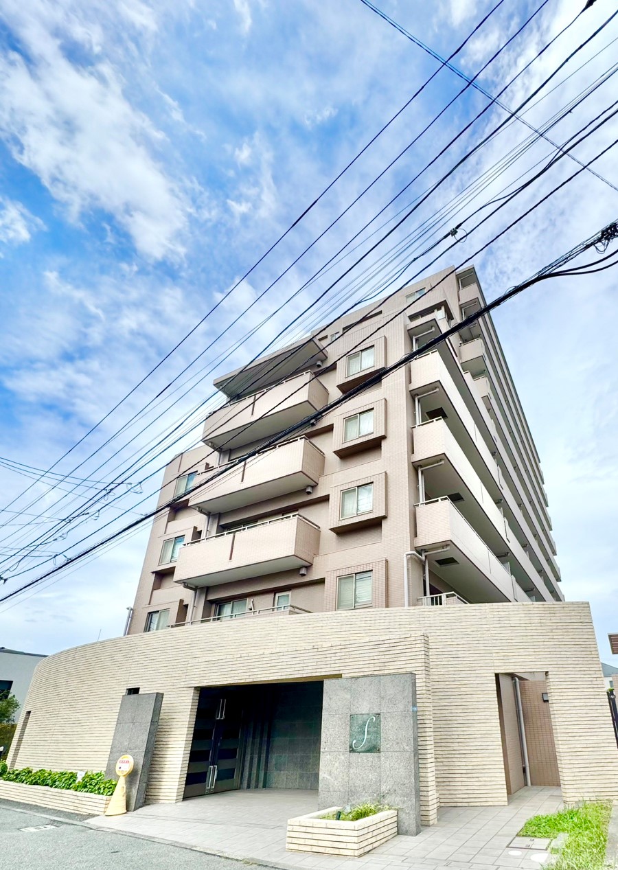 【現地外観写真】鉄筋コンクリート造10階建ての4階に位置しています。総戸数は56戸です。JR東海道線「茅ヶ崎」駅まで平坦徒歩7分と生活利便性の高い立地です。