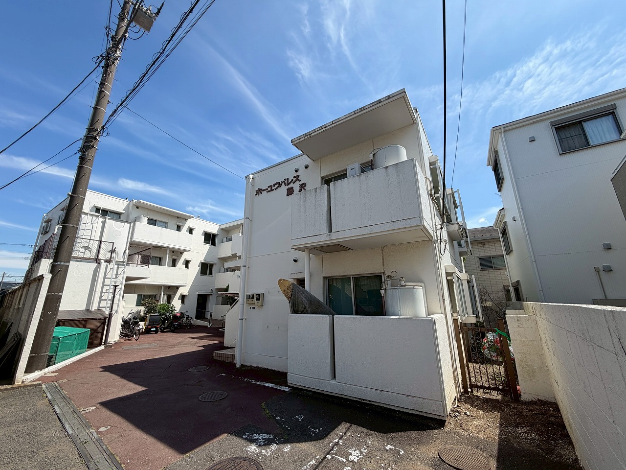 【現地外観】総戸数17戸、鉄筋コンクリート造3階建の2階に位置しています。家計にも優しいオール電化のマンションです。