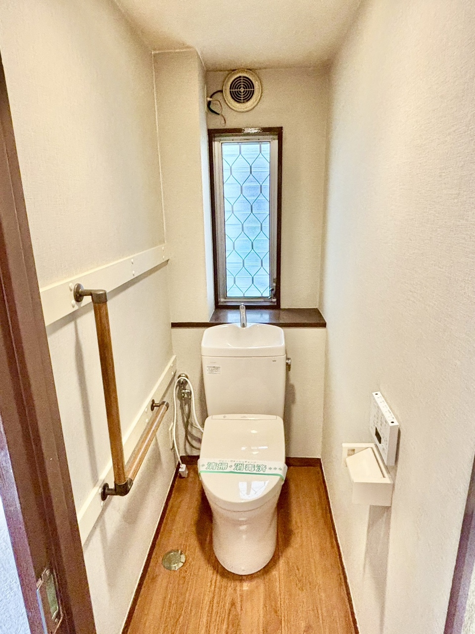 【トイレ】手すり付きのトイレです。手洗い器一体型のため、使用後すぐに手を洗うことができ、衛生的です。背面には小窓が配され、いつでも新鮮な空気を取り込めます。