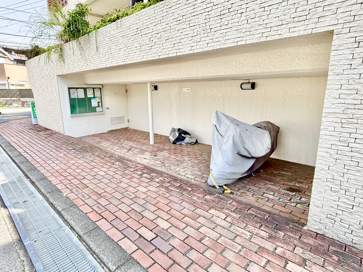 【バイク置場】使用料は月額1000円です。屋根と壁があります。区画の取り決めはございません。詳しくはお気軽にお問い合わせください。