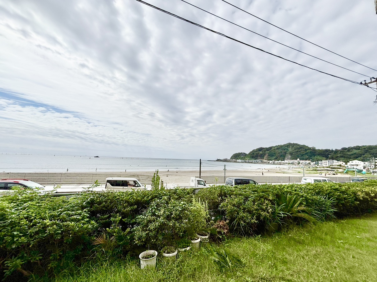 【住居からの眺望】LDから由比ガ浜を眺めることができます。家にいながら気分をリフレッシュすることが可能。海好きの方におすすめの物件です。※眺望は将来にわたって保証するものではありません。
