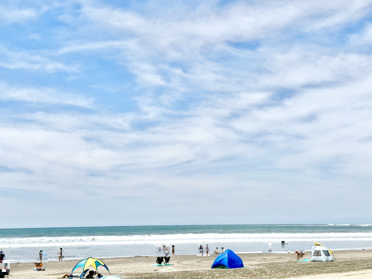 【由比ガ浜海水浴場】徒歩3分。鎌倉を代表する海水浴場。約1kmの長い海岸線と遠浅の美しい砂浜が特徴で、毎年夏になると東京近郊をはじめ、多くの海水浴客や観光客で賑わいます。