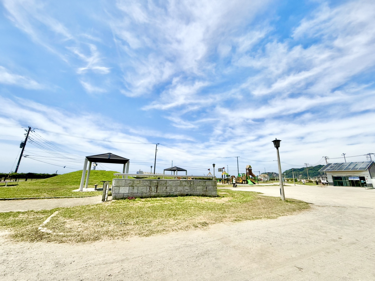 【鎌倉海浜公園 由比ガ浜地区】徒歩5分。由比ガ浜海水浴場に隣接する公園。開放的な広い芝生広場や遊具があり、お子さまとのお出かけにもおすすめです。