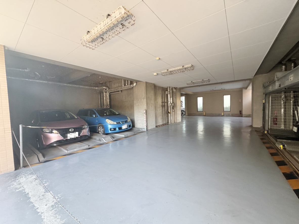 【駐車場】敷地内の駐車場の様子です。空き状況は変動いたしますので、随時お問い合わせください。